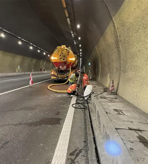 渝水隧道排水渠清淤